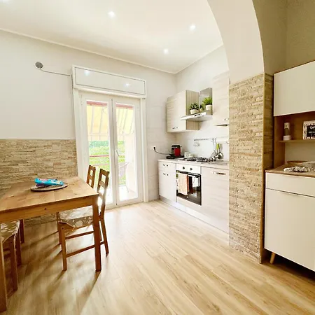Accogliente E Moderno Bivani A 2 Minuti A Piedi Dalla Spiaggia-centro Con Parcheggio Riservato Apartament Giardini-Naxos
